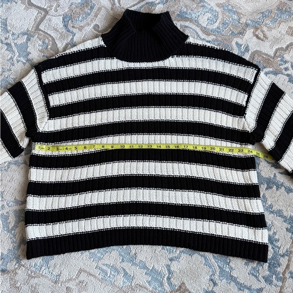Cool and classy Vince Camuto black and White knit chunky, cropped sweater XL - Picture 7 of 11